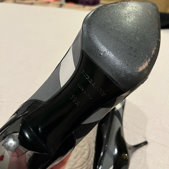 Burberry Heels Excelent condition .I can’t wear high heels  anymore 🥲 - Picture 3 of 7